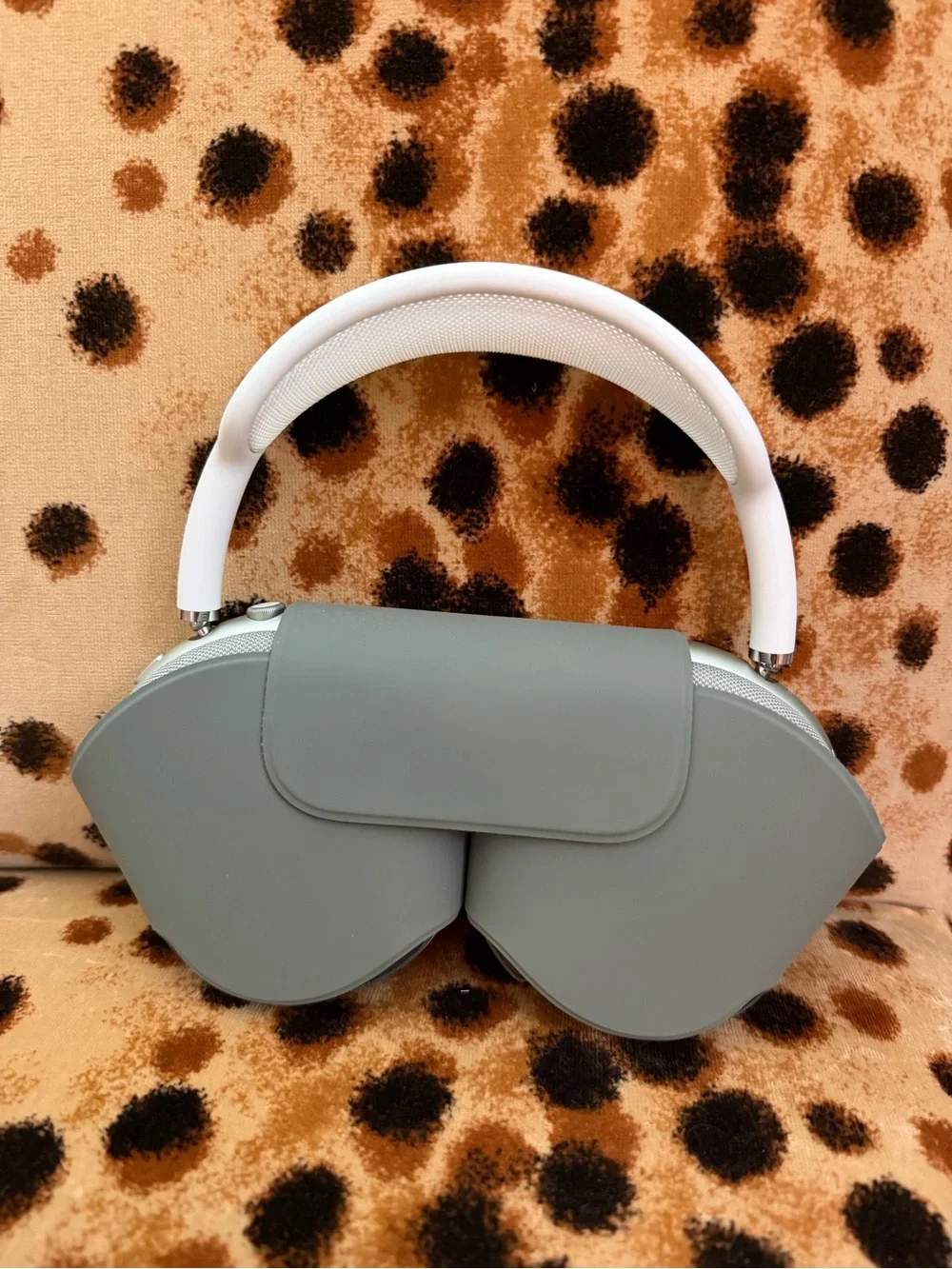 APPLE AIRPODS MAX in Sage Green and White 2024